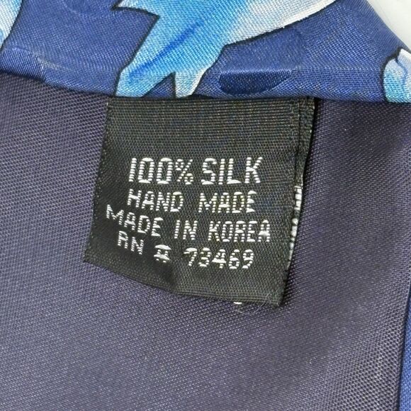ADDICTION MENS 100% SILK TIE 4 X 59 BLUE WITH DOLPHINS MIAMI OCEAN MARINE - Picture 4 of 6